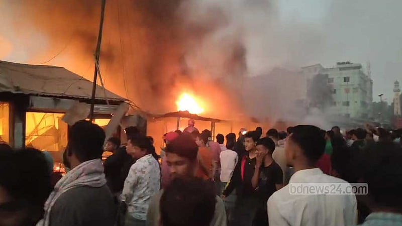 টঙ্গীতে আগুনে পুড়েছে ১৭ দোকান
