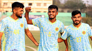 মোহামেডানের সঙ্গে ব্যবধান কমাল আবাহনী