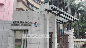 সিভিল এভিয়েশনের সাবেক কর্মকর্তার স্ত্রীর আয়কর নথি জব্দের আদেশ