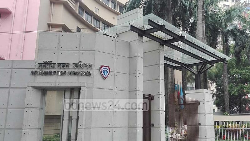 সিভিল এভিয়েশনের সাবেক কর্মকর্তার স্ত্রীর আয়কর নথি জব্দের আদেশ