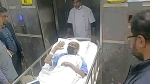 বুকে ব্যথা নিয়ে হাসপাতালে বাবর