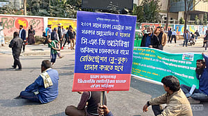 চার দাবিতে সড়ক অবরোধ অটোরিকশা চালকদের
