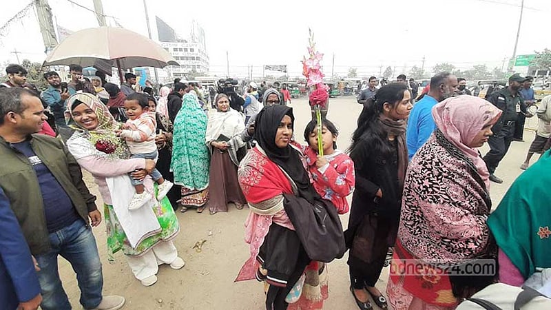 দেড় দশক পর মুক্তি: বিডিআর জওয়ানদের জন্য কারাফটকে স্বজনদের অপেক্ষা