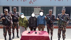 অবৈধভাবে ভারত যাওয়ার পথে যশোর সীমান্তে নারীসহ আটক ৩