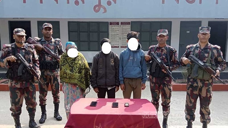 অবৈধভাবে ভারত যাওয়ার পথে যশোর সীমান্তে নারীসহ আটক ৩