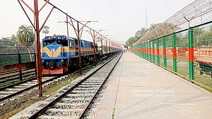 বেনাপোলে ট্রেন বন্ধ, দুর্ভোগে যাত্রীরা