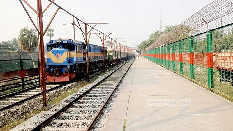 বেনাপোলে ট্রেন বন্ধ, দুর্ভোগে যাত্রীরা