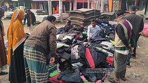 শীতবস্ত্র: নিম্ন আয়ের মানুষের ভরসা ফুটপাতে