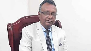 বিএফআইইউর সাবেক প্রধান শাহীনুল ও স্ত্রীর দেশত্যাগে নিষেধাজ্ঞা