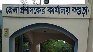 বগুড়া জেলা প্রশাসকের কার্যালয়ের আলামতে আগুন