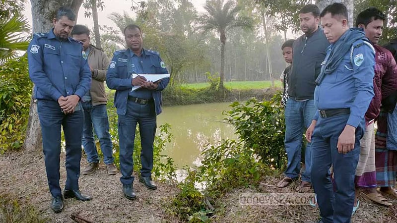 বগুড়া থানা থেকে লুট হওয়া দুটি অস্ত্র মিলল ডোবায়
