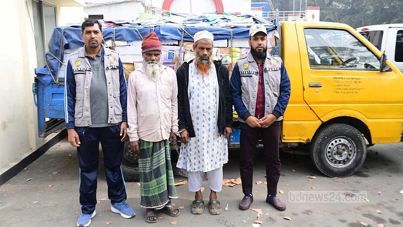 বাংলাবাজার থেকে ‘বিনামূল্যের’ ১০ হাজার বইসহ গ্রেপ্তার ২