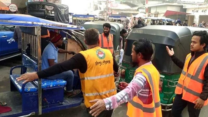 চাঁদপুর শহরে ট্রাফিক নিয়ন্ত্রণে শিক্ষার্থীরা