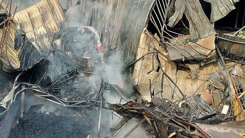 চট্টগ্রামে আগুনে পুড়েছে ১০ দোকান
