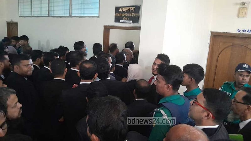 চট্টগ্রামে আদালতে সহিংসতা: বিস্ফোরক মামলায় ৬৩ আইনজীবীর জামিন