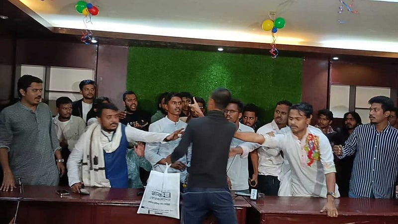 চট্টগ্রামে বৈষম্যবিরোধী আন্দোলনের নেতা মাসউদ, আরেক সমন্বয়ক ‘অবরুদ্ধ’, মারামারি