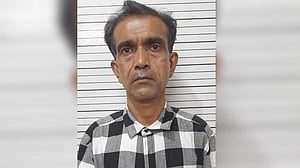 প্রধান উপদেষ্টার সাবেক সহকর্মী পরিচয় দেওয়া প্রতারক গ্রেপ্তার