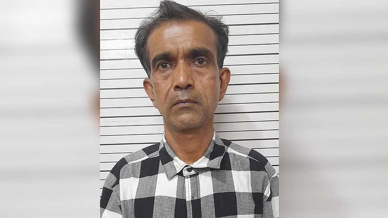 প্রধান উপদেষ্টার সাবেক সহকর্মী পরিচয় দেওয়া প্রতারক গ্রেপ্তার