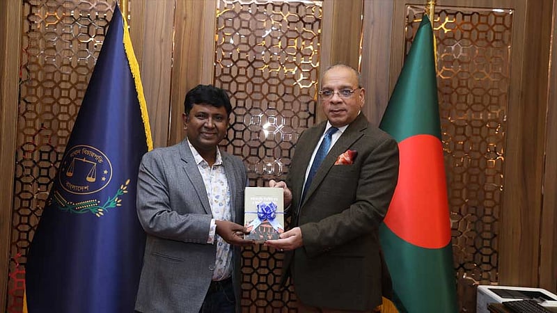 গণআন্দোলন নিয়ে লেখা বইয়ের মোড়ক খুললেন প্রধান বিচারপতি