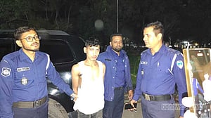 কুমিল্লা এলজিইডি কর্মকর্তার গাড়ি চুরি করে পালানোর সময় যুবক আটক