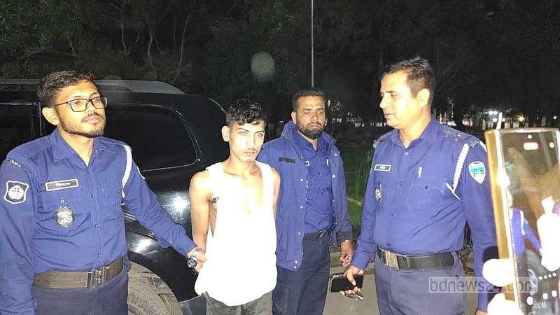 কুমিল্লা এলজিইডি কর্মকর্তার গাড়ি চুরি করে পালানোর সময় যুবক আটক