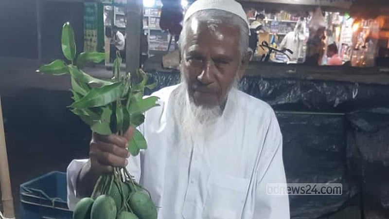 টেকনাফ বাজারে অসময়ে কাঁচা আম, কেজি ৫৫০ টাকা