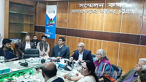 ‘দুষ্টচক্র ভেঙে’ সংবাদমাধ্যমকে শৃঙ্খলায় আনতে হবে: কামাল আহমেদ