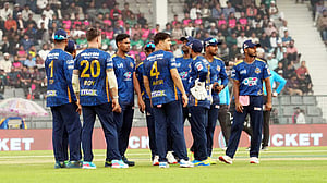 ঢাকার একাদশ যেন লোকাল বাস