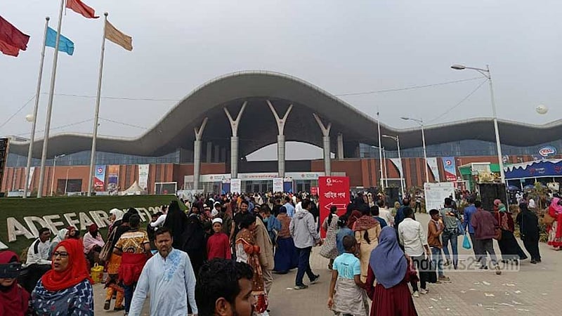 বাণিজ্য মেলার শেষ দিনে উপচে পড়া ভিড়