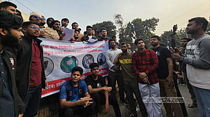 ঢাবির মুহসীন হলে পলেস্তারা খসে শিক্ষার্থী আহতের ঘটনায় বিক্ষোভ