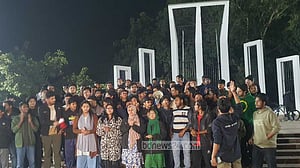 ঢাকা বিশ্ববিদ্যালয়ে মাঝরাতে আবার ‘কোটা না মেধা’ স্লোগান, বিক্ষোভ