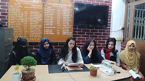 ঢাকা বিশ্ববিদ্যালয়ে ছাত্রীদের শতভাগ আবাসন চেয়ে প্রতীকী অনশনের ডাক