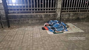ঢাবি ক্যাম্পাস: শীতবস্ত্রের অভাবে ছিন্নমূলের ‘জড়সড়’ জীবন