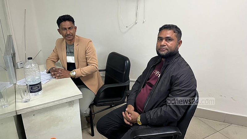 কর্মকর্তা সেজে ‘প্রতারণা’, দুদকের সামনে ফেইসবুক লাইভ করতে এসে ধরা