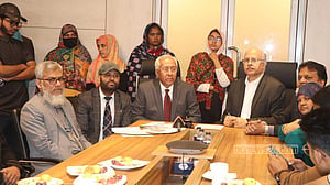 চক্ষু বিজ্ঞান ইন্সটিটিউটে চিকিৎসাধীন আহতরা পেলেন স্মার্টকার্ড