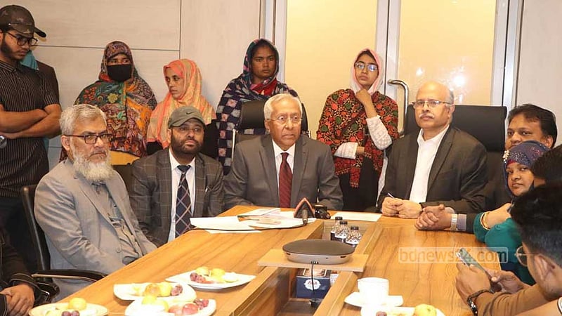চক্ষু বিজ্ঞান ইন্সটিটিউটে চিকিৎসাধীন আহতরা পেলেন স্মার্টকার্ড