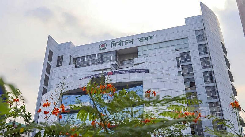 দুই সপ্তাহে ইসির শতাধিক নির্বাচন কর্মকর্তা বদলি