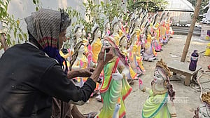 রং-তুলিতে ফুটছে দেবী সরস্বতীর মুখ