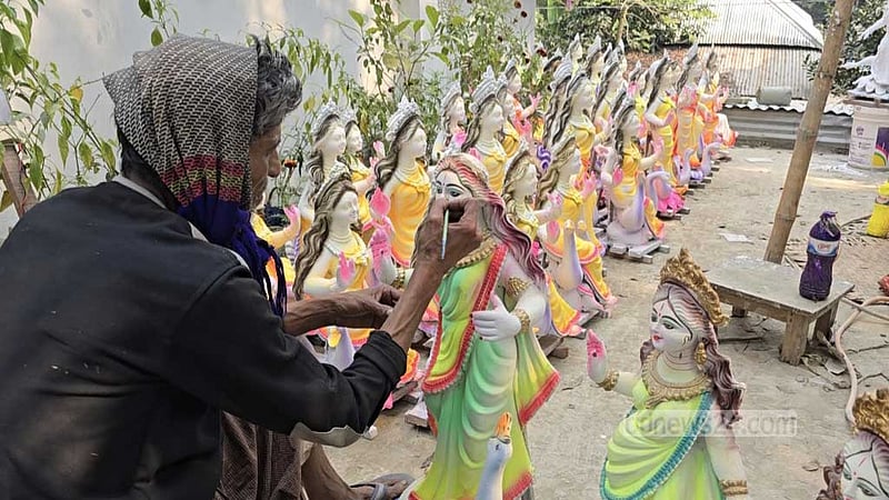 রং-তুলিতে ফুটছে দেবী সরস্বতীর মুখ