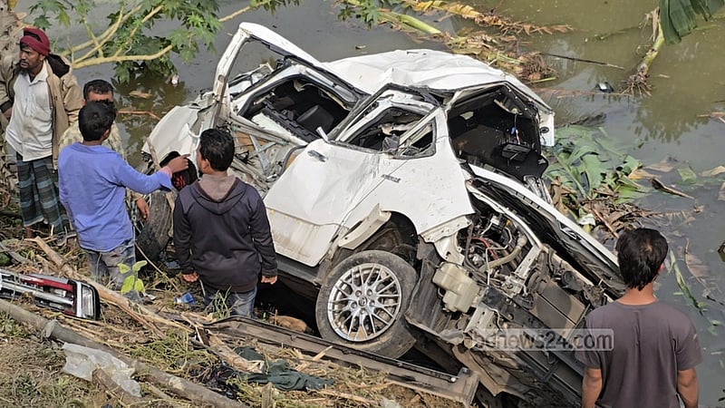 ফরিদপুরে ট্রেনের ধাক্কায় মাইক্রোবাস পুকুরে, নিহত ৫