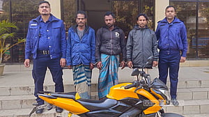রেলওয়ের স্টেশন মাস্টারকে ছুরিকাঘাত করে ‘ছিনতাই’, গ্রেপ্তার ৩