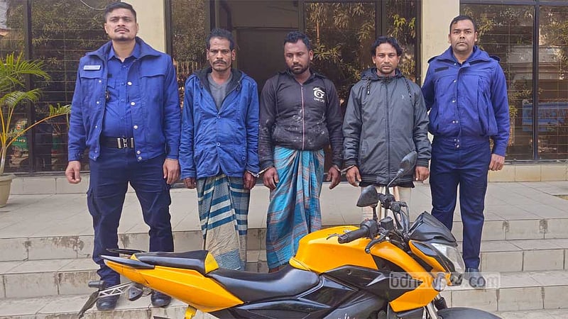 রেলওয়ের স্টেশন মাস্টারকে ছুরিকাঘাত করে ‘ছিনতাই’, গ্রেপ্তার ৩