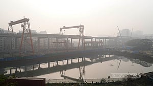 কুয়াশা মোড়ানো রাজধানী