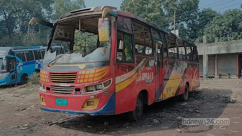গভীর রাতে টার্মিনালে রাখা বাসে আগুন