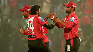 নাঈমের শেষের লড়াই থামিয়ে বরিশালের রোমাঞ্চকর জয়