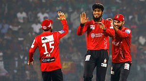 জাহান্দাদ-রিশাদের দারুণ বোলিংয়ের পর মেয়ার্স-হৃদয়ের ঝড়