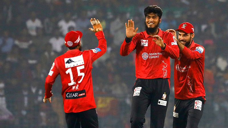 জাহান্দাদ-রিশাদের দারুণ বোলিংয়ের পর মেয়ার্স-হৃদয়ের ঝড়