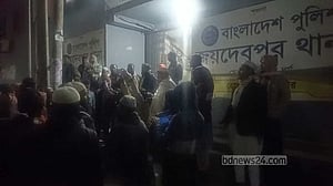 আওয়ামী লীগ নেতার মুক্তির দাবিতে থানায় জামায়াতের বিক্ষোভ