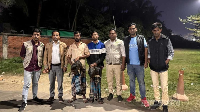 অতিথি পাখি বিক্রির সময় গ্রেপ্তার ২