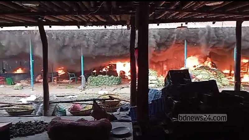 গাজীপুরে আড়তে আগুন, পুড়ে গেছে ১৪ দোকান